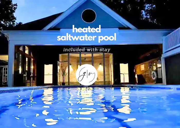 Getaway Villa- 3 Mins To Mohegan- Fully Stocked With Two Full Beds & Fireplace- Jacuzzi, Saltwater Pools, Sauna